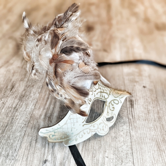 Exotic Feathered Ladies Masquerade Mask Venetian Cateye Ivory Crème - Picture 3 of 8